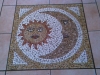 Particolare di inserto in mosaico nel pavimento ceramico